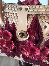 Laden Sie das Bild in den Galerie-Viewer, 1950s 1960s  - Beautiful Handmade Straw Basket Handbag
