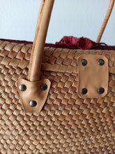 Laden Sie das Bild in den Galerie-Viewer, 1950s 1960s  - Beautiful Handmade Straw Basket Handbag
