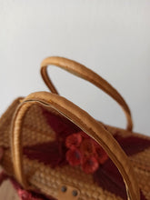 Laden Sie das Bild in den Galerie-Viewer, 1950s 1960s  - Beautiful Handmade Straw Basket Handbag
