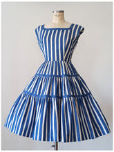 Laden Sie das Bild in den Galerie-Viewer, 1950s - Adorable Blue Stripes Cotton Dress - W27 (68cm)
