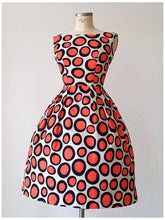 Cargar imagen en el visor de la galería, 1950s 1960s - Stunning Printed Cotton Dress - W27 (68cm)
