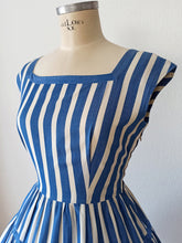 Laden Sie das Bild in den Galerie-Viewer, 1950s - Adorable Blue Stripes Cotton Dress - W27 (68cm)
