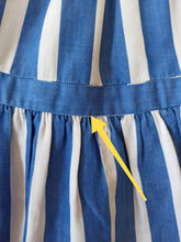 Laden Sie das Bild in den Galerie-Viewer, 1950s - Adorable Blue Stripes Cotton Dress - W27 (68cm)
