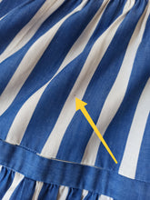 Laden Sie das Bild in den Galerie-Viewer, 1950s - Adorable Blue Stripes Cotton Dress - W27 (68cm)
