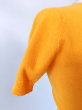Laden Sie das Bild in den Galerie-Viewer, 1950s - PRINGLE, Scotland - Golden Yellow Cashmere Jumper - Sz 34
