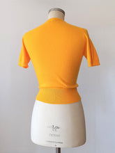 Laden Sie das Bild in den Galerie-Viewer, 1950s - PRINGLE, Scotland - Golden Yellow Cashmere Jumper - Sz 34
