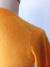 Laden Sie das Bild in den Galerie-Viewer, 1950s - PRINGLE, Scotland - Golden Yellow Cashmere Jumper - Sz 34
