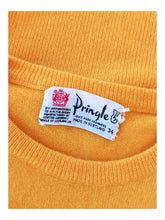 Laden Sie das Bild in den Galerie-Viewer, 1950s - PRINGLE, Scotland - Golden Yellow Cashmere Jumper - Sz 34
