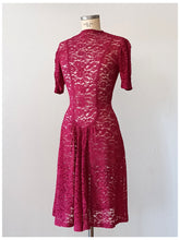 Cargar imagen en el visor de la galería, 1930s - Gorgeous Bright Maroon Lace Dress - W29 (74cm)
