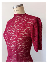 Cargar imagen en el visor de la galería, 1930s - Gorgeous Bright Maroon Lace Dress - W29 (74cm)
