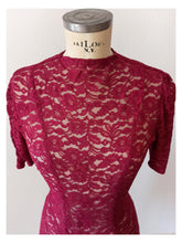 Cargar imagen en el visor de la galería, 1930s - Gorgeous Bright Maroon Lace Dress - W29 (74cm)
