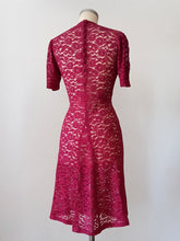 Cargar imagen en el visor de la galería, 1930s - Gorgeous Bright Maroon Lace Dress - W29 (74cm)
