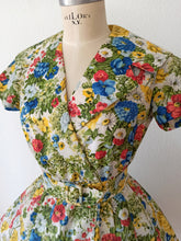 Charger l'image dans la galerie, 1950s - Spectacular Floral Explosion Satin Dress - W28.5 (72cm)
