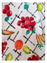 Laden Sie das Bild in den Galerie-Viewer, 1950s - Spectacular Fruits Novelty Print Cotton Skirt - W26 (66cm)
