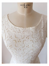 Cargar imagen en el visor de la galería, 1940s 1950s - Gorgeous White Cotton Dress - W25 (64cm)
