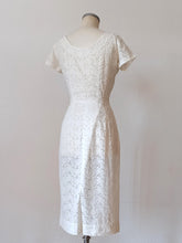 Cargar imagen en el visor de la galería, 1940s 1950s - Gorgeous White Cotton Dress - W25 (64cm)
