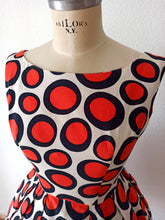 Cargar imagen en el visor de la galería, 1950s 1960s - Stunning Printed Cotton Dress - W27 (68cm)
