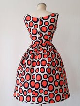 Cargar imagen en el visor de la galería, 1950s 1960s - Stunning Printed Cotton Dress - W27 (68cm)
