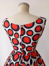 Cargar imagen en el visor de la galería, 1950s 1960s - Stunning Printed Cotton Dress - W27 (68cm)
