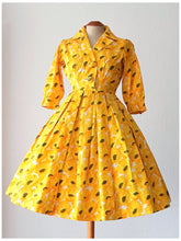 Laden Sie das Bild in den Galerie-Viewer, 1950s - PARIS - Stunning Yellow Floral Cotton Dress - W24.5 (62cm)
