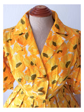 Laden Sie das Bild in den Galerie-Viewer, 1950s - PARIS - Stunning Yellow Floral Cotton Dress - W24.5 (62cm)
