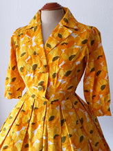 Laden Sie das Bild in den Galerie-Viewer, 1950s - PARIS - Stunning Yellow Floral Cotton Dress - W24.5 (62cm)
