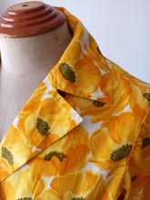 Laden Sie das Bild in den Galerie-Viewer, 1950s - PARIS - Stunning Yellow Floral Cotton Dress - W24.5 (62cm)
