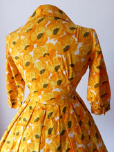 Laden Sie das Bild in den Galerie-Viewer, 1950s - PARIS - Stunning Yellow Floral Cotton Dress - W24.5 (62cm)
