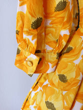 Laden Sie das Bild in den Galerie-Viewer, 1950s - PARIS - Stunning Yellow Floral Cotton Dress - W24.5 (62cm)
