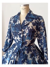 Laden Sie das Bild in den Galerie-Viewer, 1950s - ANDRÉ, France - Exquisite Blue Roseprint Dress - W27.5 (70cm)
