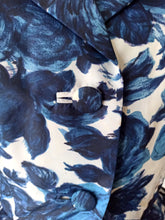 Laden Sie das Bild in den Galerie-Viewer, 1950s - ANDRÉ, France - Exquisite Blue Roseprint Dress - W27.5 (70cm)
