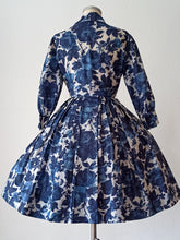 Laden Sie das Bild in den Galerie-Viewer, 1950s - ANDRÉ, France - Exquisite Blue Roseprint Dress - W27.5 (70cm)
