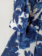 Laden Sie das Bild in den Galerie-Viewer, 1950s - ANDRÉ, France - Exquisite Blue Roseprint Dress - W27.5 (70cm)
