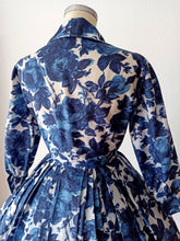 Laden Sie das Bild in den Galerie-Viewer, 1950s - ANDRÉ, France - Exquisite Blue Roseprint Dress - W27.5 (70cm)
