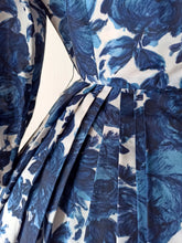 Laden Sie das Bild in den Galerie-Viewer, 1950s - ANDRÉ, France - Exquisite Blue Roseprint Dress - W27.5 (70cm)
