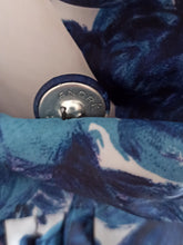 Laden Sie das Bild in den Galerie-Viewer, 1950s - ANDRÉ, France - Exquisite Blue Roseprint Dress - W27.5 (70cm)
