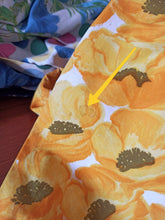 Laden Sie das Bild in den Galerie-Viewer, 1950s - PARIS - Stunning Yellow Floral Cotton Dress - W24.5 (62cm)
