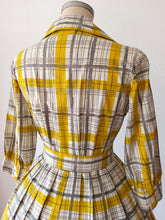 Load image into Gallery viewer, 1950s - Fabulous Yellow Grey Cotton Dress - W27.5 (70cm)
