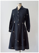 Cargar imagen en el visor de la galería, 1940s 1950s - Precious Half Moon Silk Dress - W30 (76cm)
