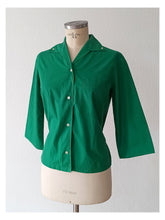 Laden Sie das Bild in den Galerie-Viewer, 1950s 1960s - CHERIE MODELL, France - Green Cotton Blouse - Sz 42
