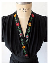Cargar imagen en el visor de la galería, 1930s - Beautiful Black Embroidered Rayon Dress - W27.5 (70cm)
