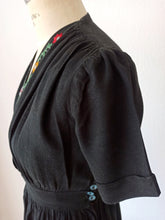 Cargar imagen en el visor de la galería, 1930s - Beautiful Black Embroidered Rayon Dress - W27.5 (70cm)
