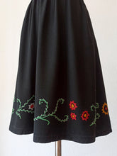 Cargar imagen en el visor de la galería, 1930s - Beautiful Black Embroidered Rayon Dress - W27.5 (70cm)
