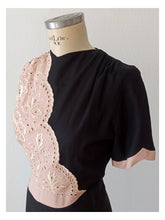 Charger l'image dans la galerie, 1940s (?) - Stunning Pink &amp; Black Rayon Dress - W26/27 (66/68cm)
