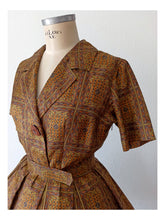 Laden Sie das Bild in den Galerie-Viewer, 1950s 1960s - MAVEL, France - Stunning Satin Silk Dress - W26 (66cm)
