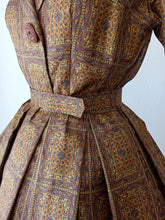 Laden Sie das Bild in den Galerie-Viewer, 1950s 1960s - MAVEL, France - Stunning Satin Silk Dress - W26 (66cm)
