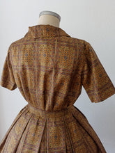 Laden Sie das Bild in den Galerie-Viewer, 1950s 1960s - MAVEL, France - Stunning Satin Silk Dress - W26 (66cm)

