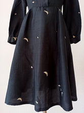 Cargar imagen en el visor de la galería, 1940s 1950s - Precious Half Moon Silk Dress - W30 (76cm)
