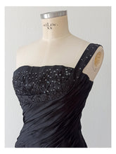 Cargar imagen en el visor de la galería, 1950s - Spectacular Black Sequined Silk Dress - W27 (68cm)

