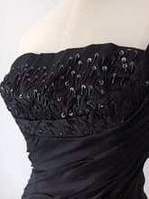 Cargar imagen en el visor de la galería, 1950s - Spectacular Black Sequined Silk Dress - W27 (68cm)

